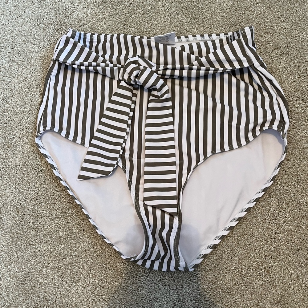 Janela Bay swim bottom